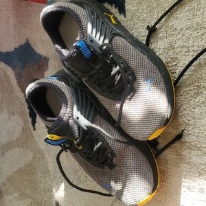 Boys Puma tennis shoes